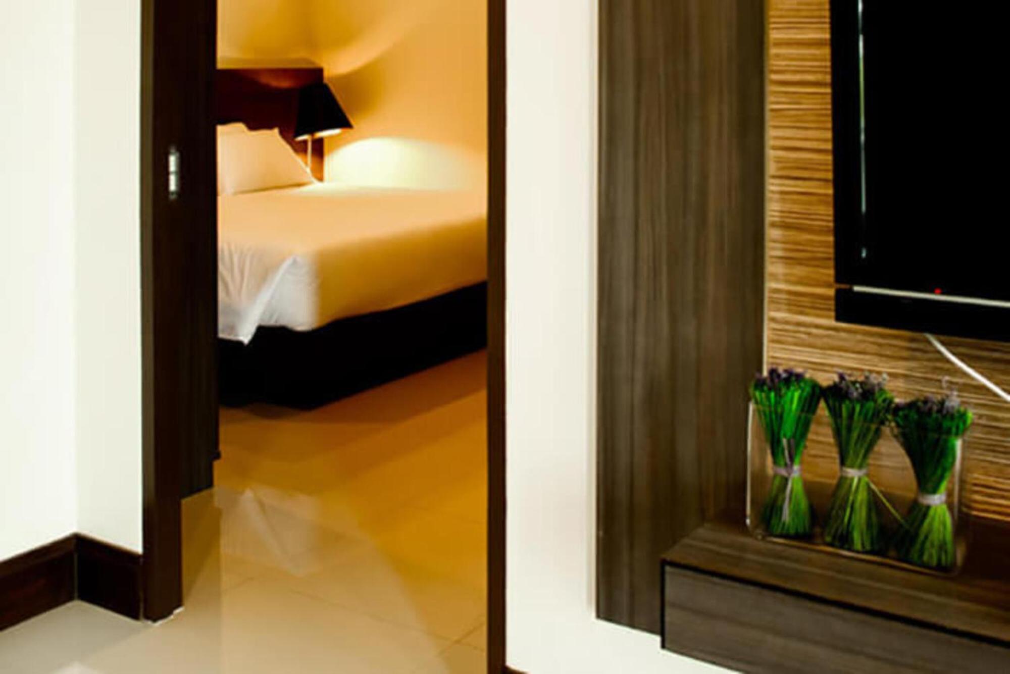 Crystal Suites Suvarnbhumi Airport Bangkok Exterior foto