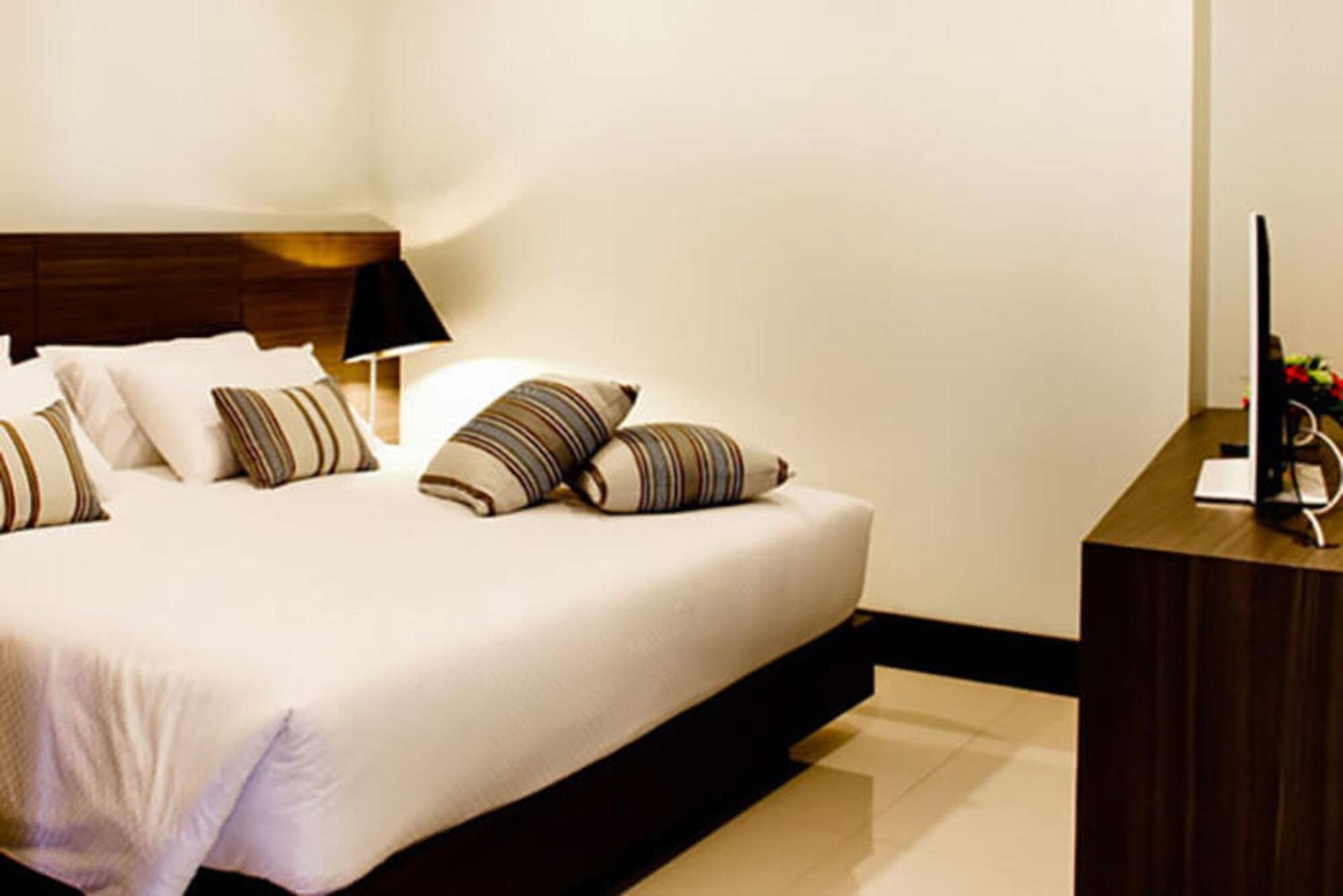 Crystal Suites Suvarnbhumi Airport Bangkok Exterior foto